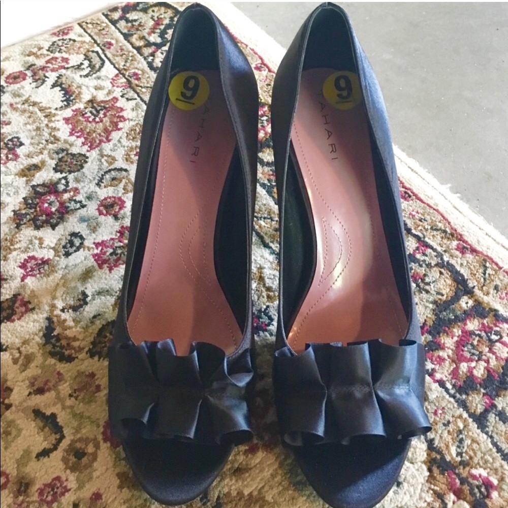 Tahari Satin Peep Toe Heels Size 9